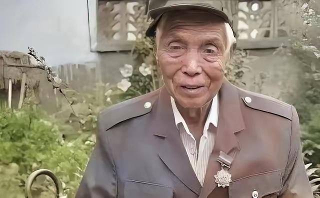 1979年，黄干宗被两个越南女兵抓走，他已经做好赴死的准备，谁知女人却说：“我们