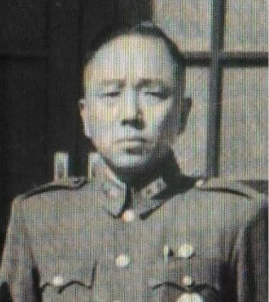 要说国民党将领中，最怕死，又最没有人格者，当属冷欣。
 
 
1945年8月21