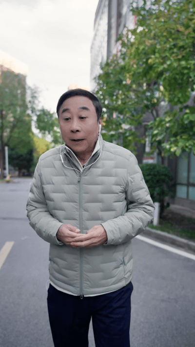 冯巩和儿子各说各的冯巩跨服聊天这一块冯巩也来刀马了？和儿子的对话好好笑！ ​​​