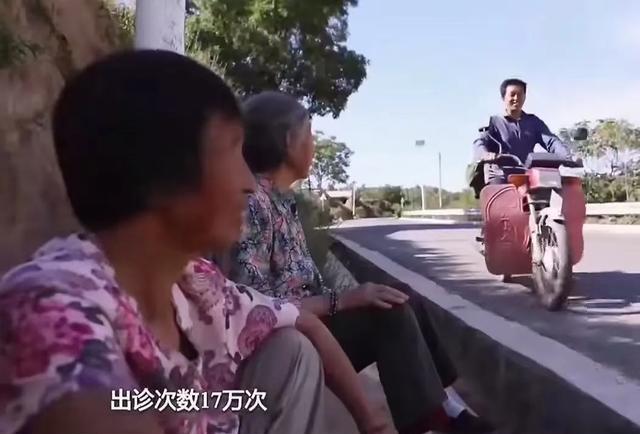 1996年山西，一小伙交不起3000元学费，想放弃上大学，村民们给他凑了3025