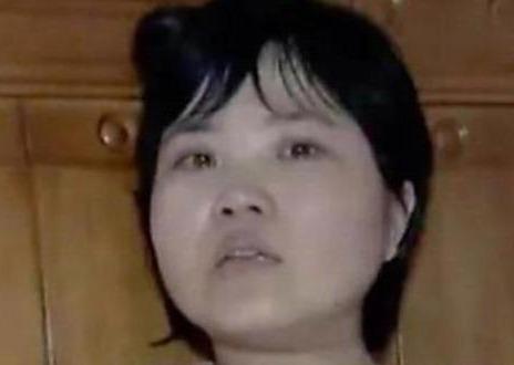 2017年，云南女子邓凤英躺在床上，看着照顾了自己两年的熊超，忽然说了一句很轻的