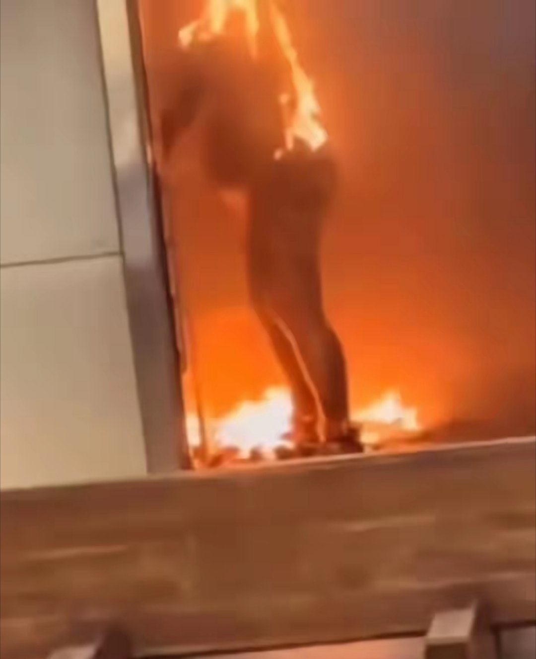 纽约地铁一女子被纵火犯烧死。奇怪，难道没有安检吗？汽油危险物品是怎么带进去的？ 