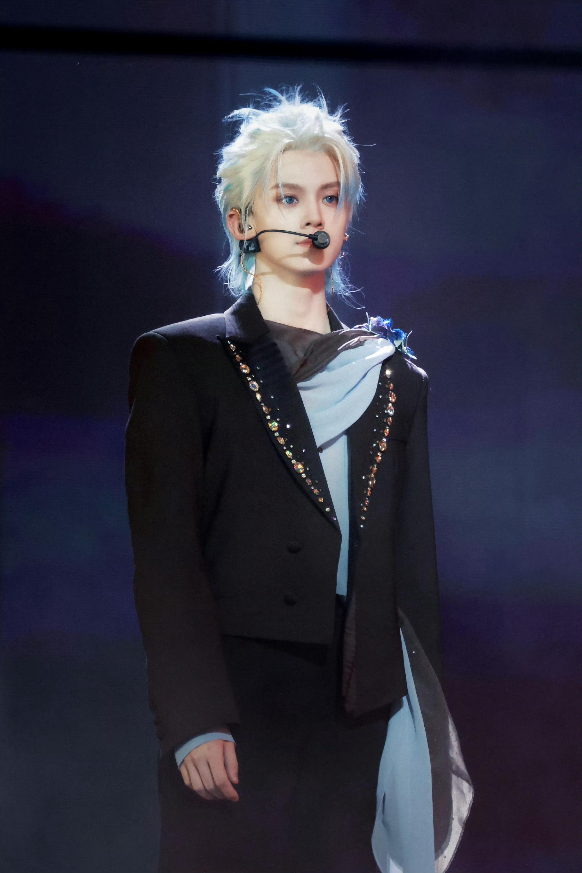 左航蓝瞳银发 左航澳门演唱会day2造型蓝瞳+银发帅得太权威了！精致的脸实在的美