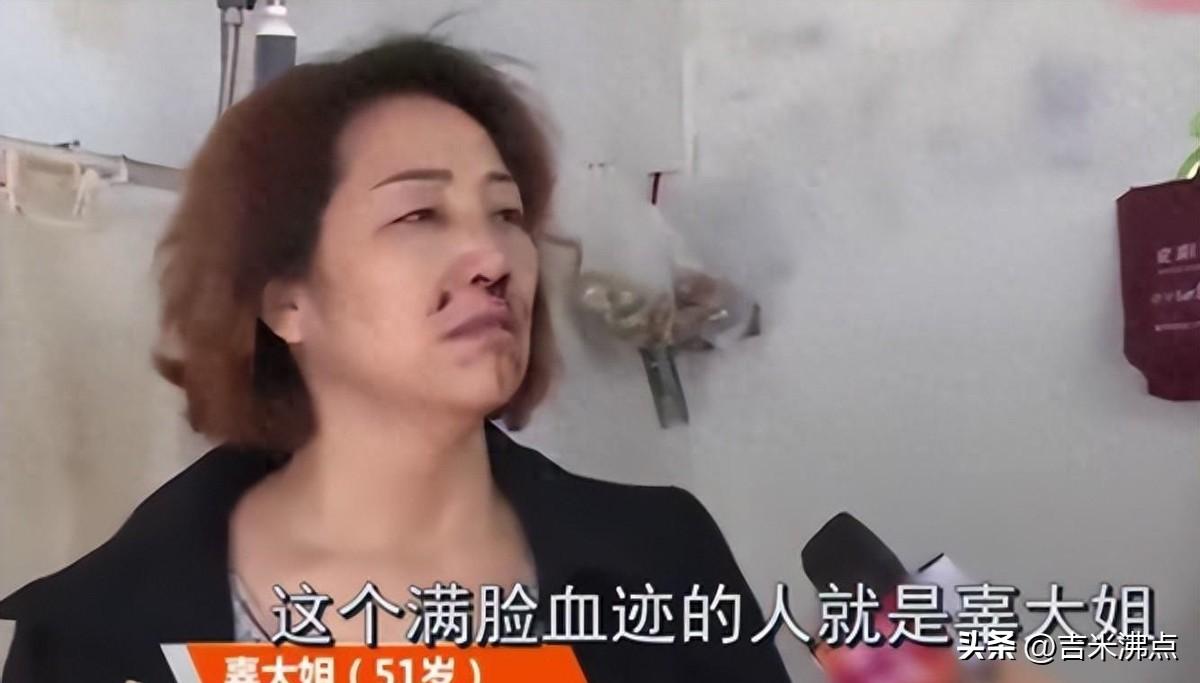 成都妈妈没洗手抱孙子，儿子一拳打歪鼻梁，三十年积怨终于爆发。
这事发生在2020