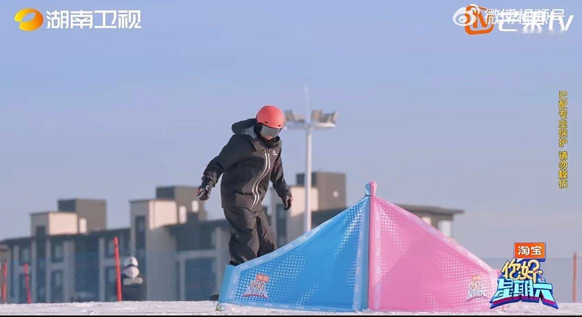 别人是滑雪高瀚宇是蹦雪 搞笑姿态承包笑点！高瀚宇连滚带爬蹦雪，摔了又起、起了又蹦