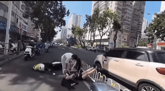 小哥开车太快，把对方小姐姐摔懵了。