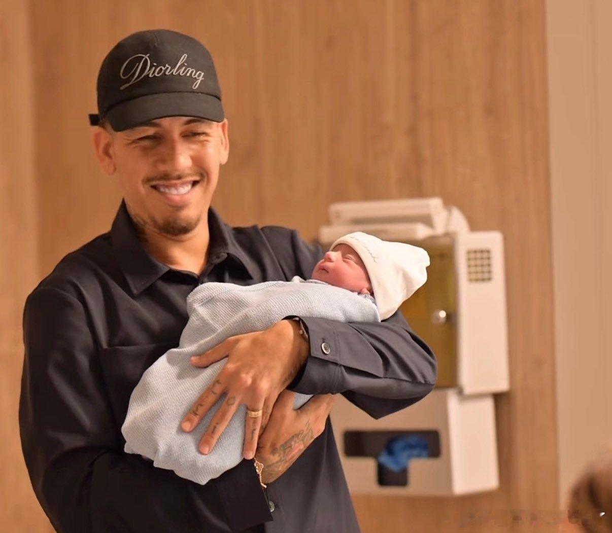 【菲尔米诺家庭迎来新成员 是男娃！】菲尔米诺夫妇已顺利生产。期盼已久的男孩诞生。