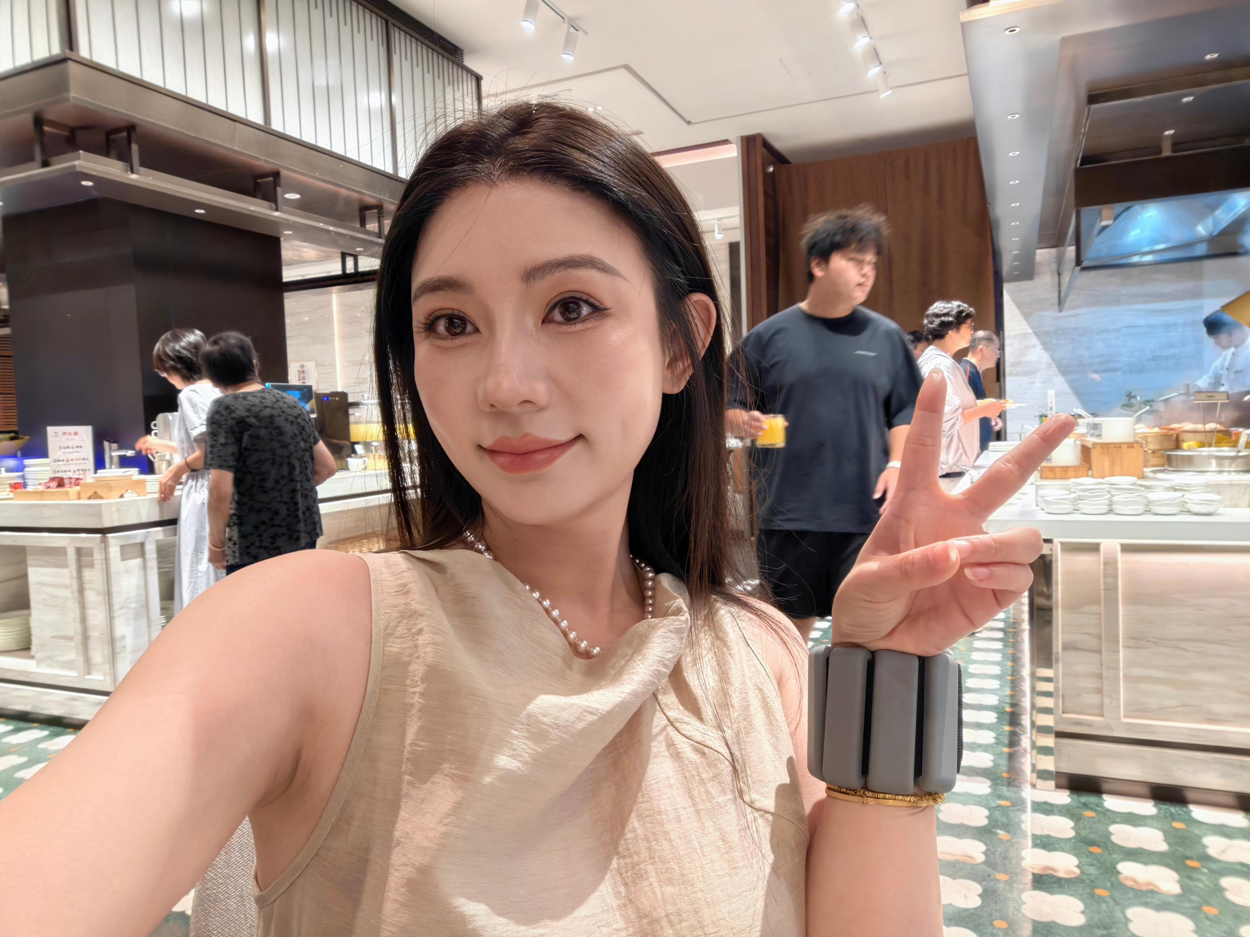 这是早饭，也是我今天一天的饭拍摄完马不停蹄，晚上8点回杭州 