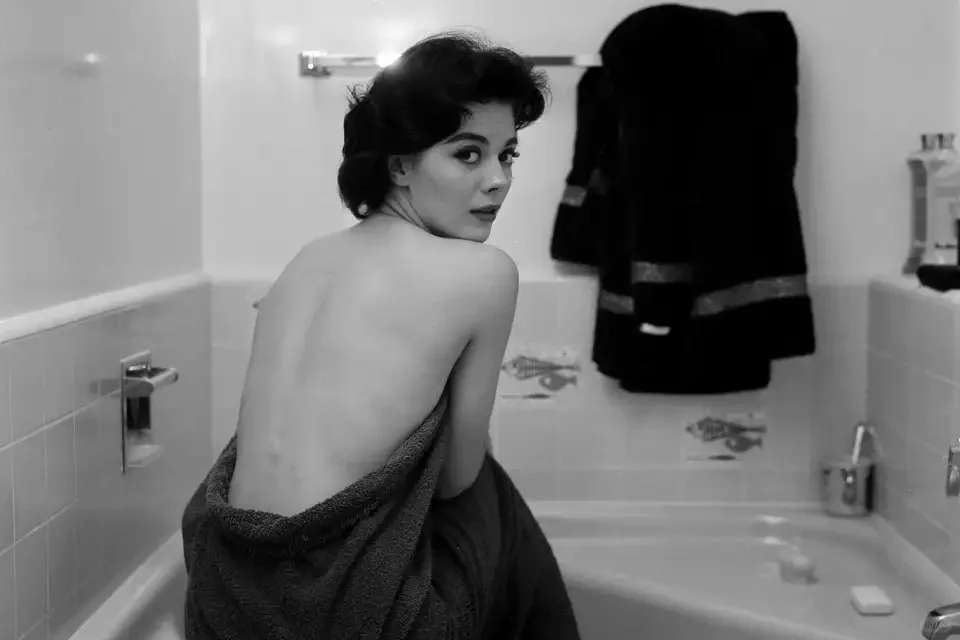 1957 年，名人 女演员纳塔莉·伍德（Natalie Wood）在洛...