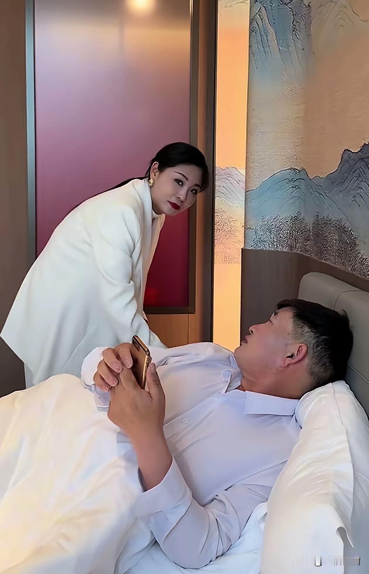 相信大衣哥的人品，这样的视频不可信
大衣哥躺在床上，一个年轻的女子站在床头充电，
