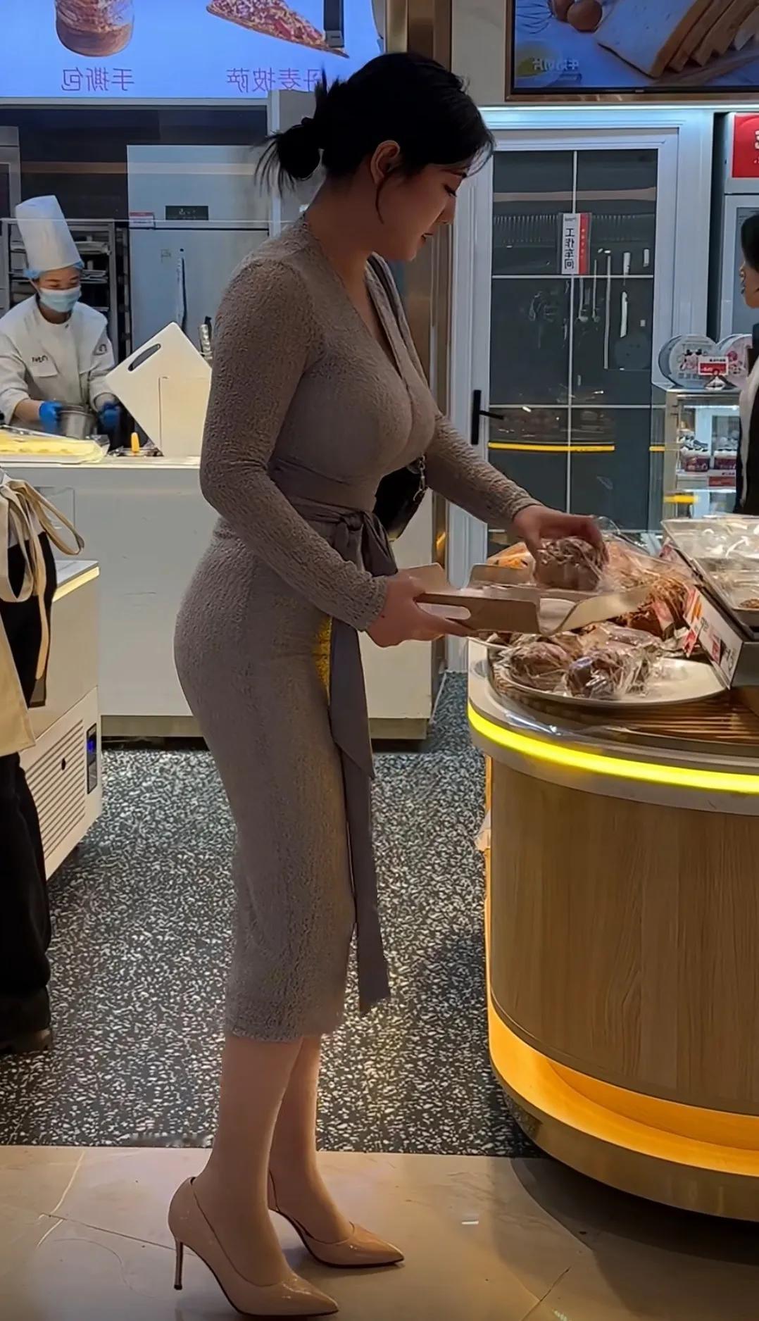 这家蛋糕店真的很好吃！奶油很纯正，味道鲜美！来买面包的人络绎不绝