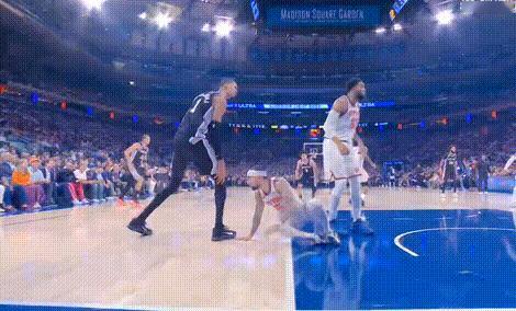 裁判回看后没有升级阿尔瓦拉多的犯规，普通犯规。马刺vs尼克斯nba总决赛