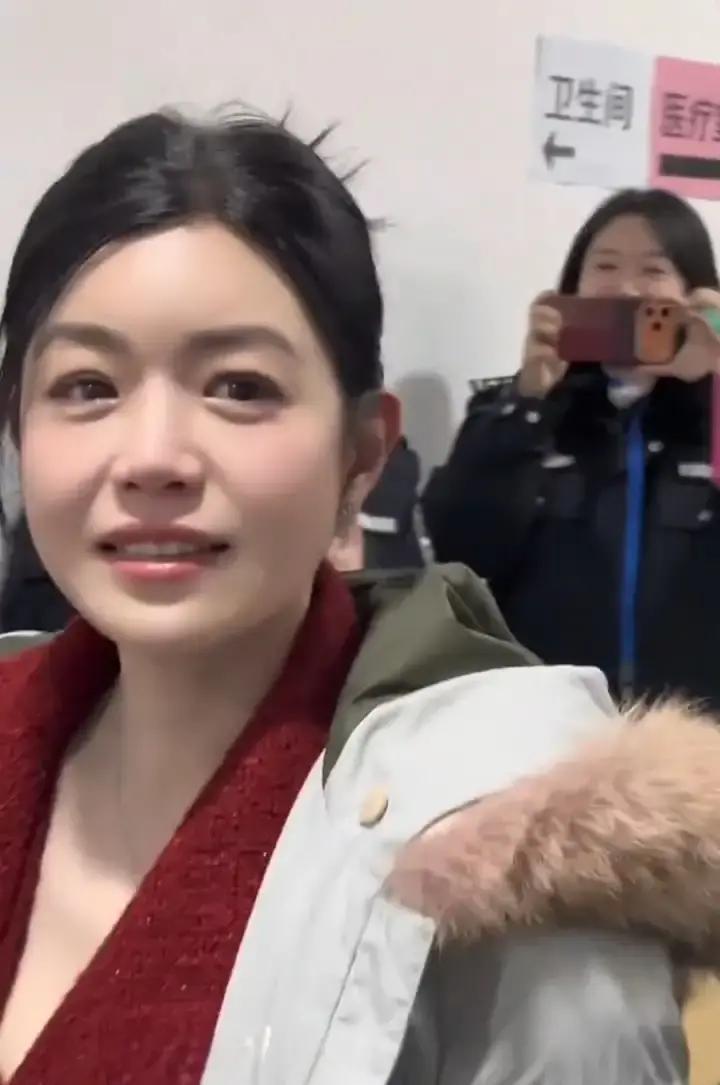 42岁陈妍希现场零滤镜！
 
央视跨年她一开嗓，弹幕全在刷“甜到犯规”。闽南语《