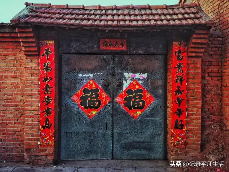 清晨的阳光透过窗棂，洒在贴满福字的门上，年味便在这一刻苏醒。厨房里飘来饺子的香气