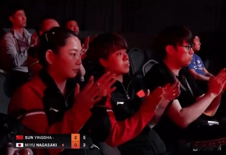 第一次见莎莎主动提出挑战，看到那个回抛角度是40多度，长崎美柚尴尬到满脸通红，只