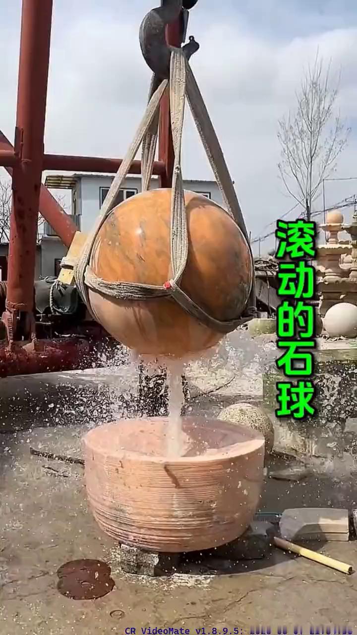 滚动的石球。
始终我都没有想明白，这么重的一个大圆球放在有水的地方竟然能滚动起来
