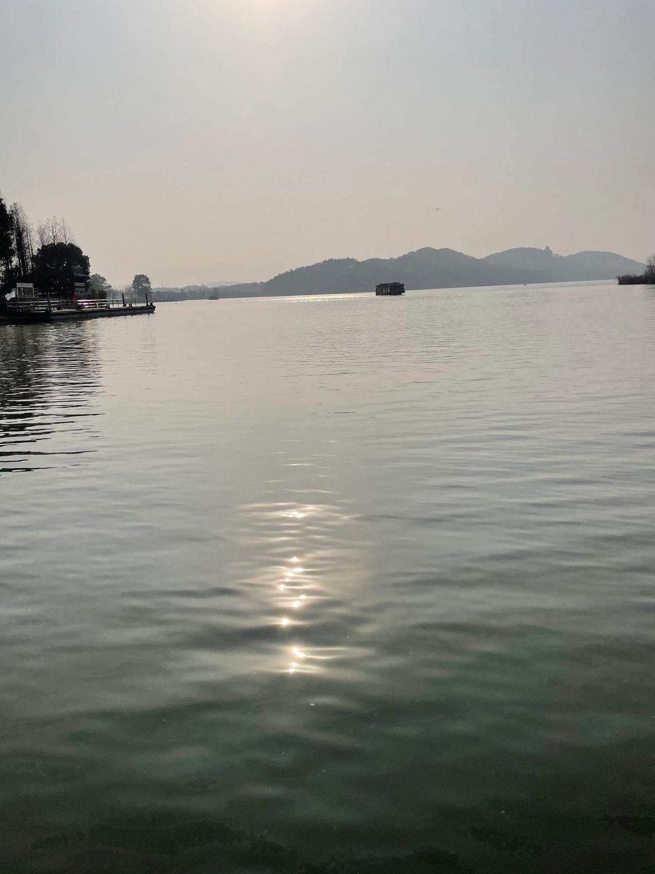 能用一句诗描写你是哪里人吗? 东湖暂让西湖好，今后将比西湖强！
