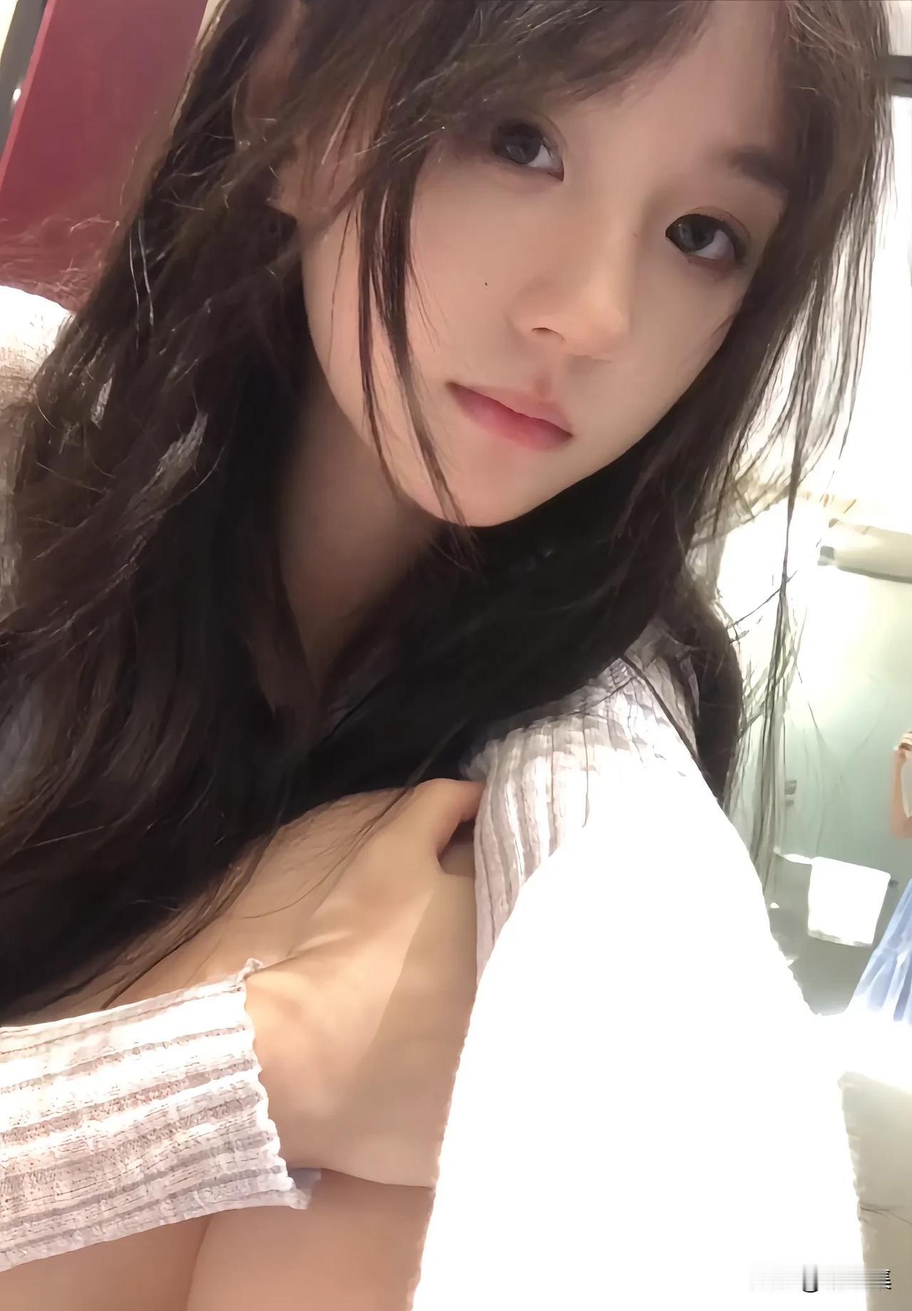 镜中人影，笑语如花。