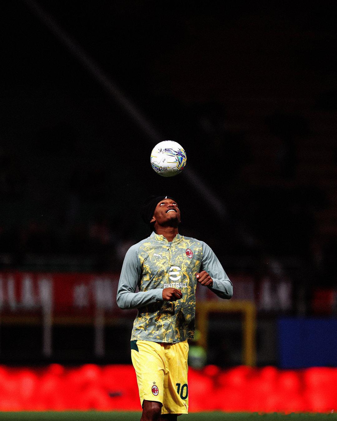 是时候点亮全场了🏟️✨AC米兰 AC米兰vs科莫  cr：AC米兰足球俱乐部 