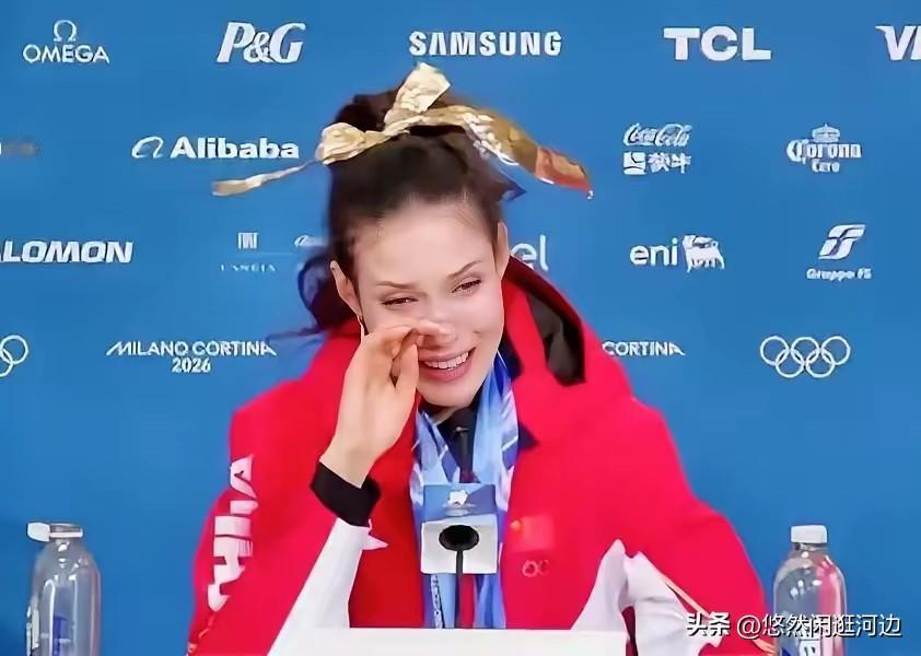 谷爱凌顶着了压力，终于夺得了一块金牌。赛后的新闻发布会上，她突然泪流满面，因为她