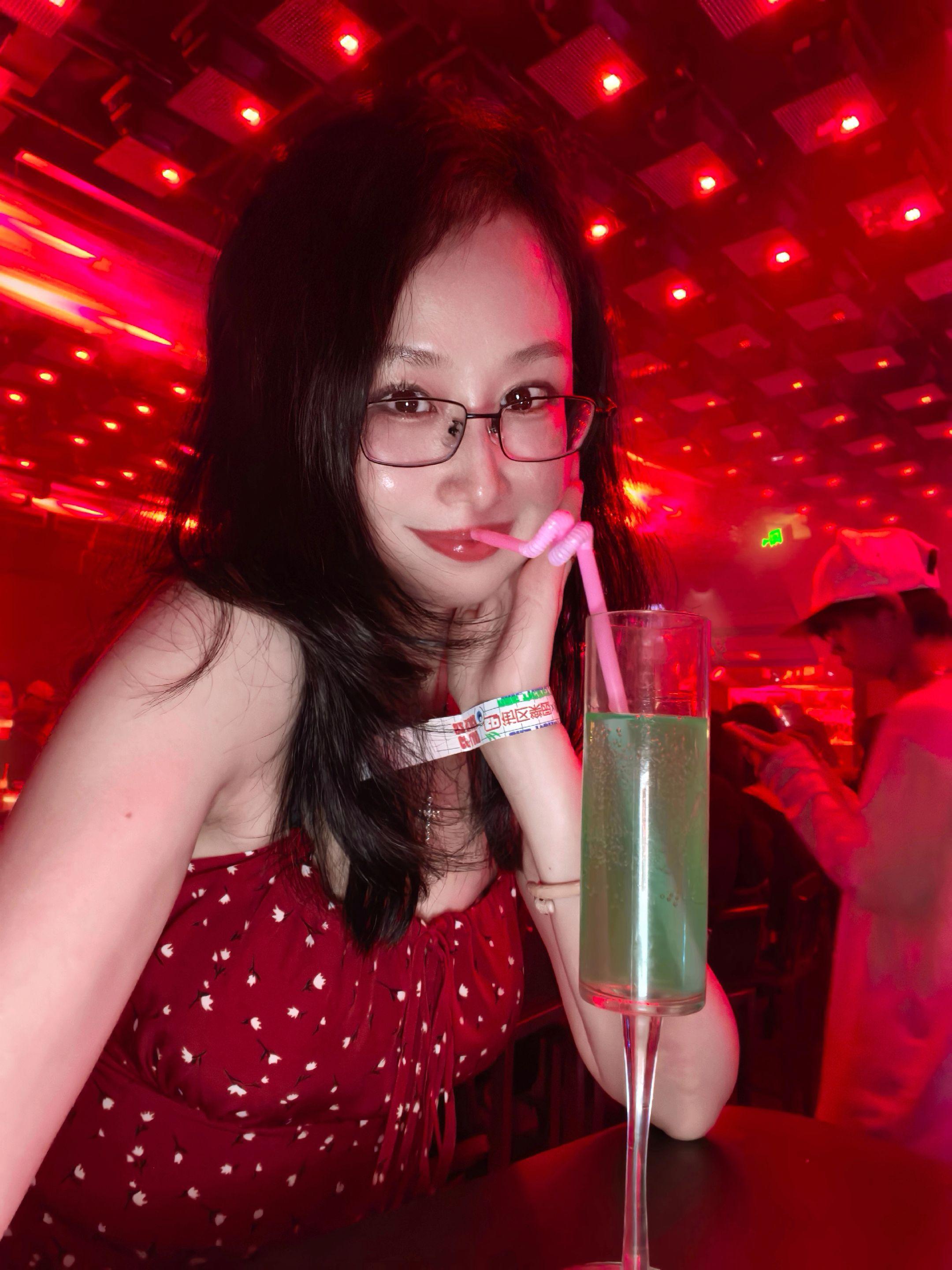 蜜妮。42岁，六一快乐！ 和姐妹约起来，偶尔的放松也蛮好的，六一儿童节...