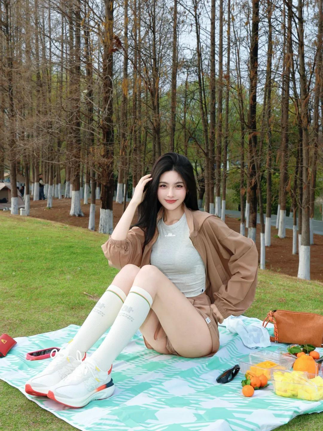 挣脱琐碎的束缚，踩着暖阳奔赴这片绿意，风裹着草木的清香，轻轻拂过发梢、衣角，没有