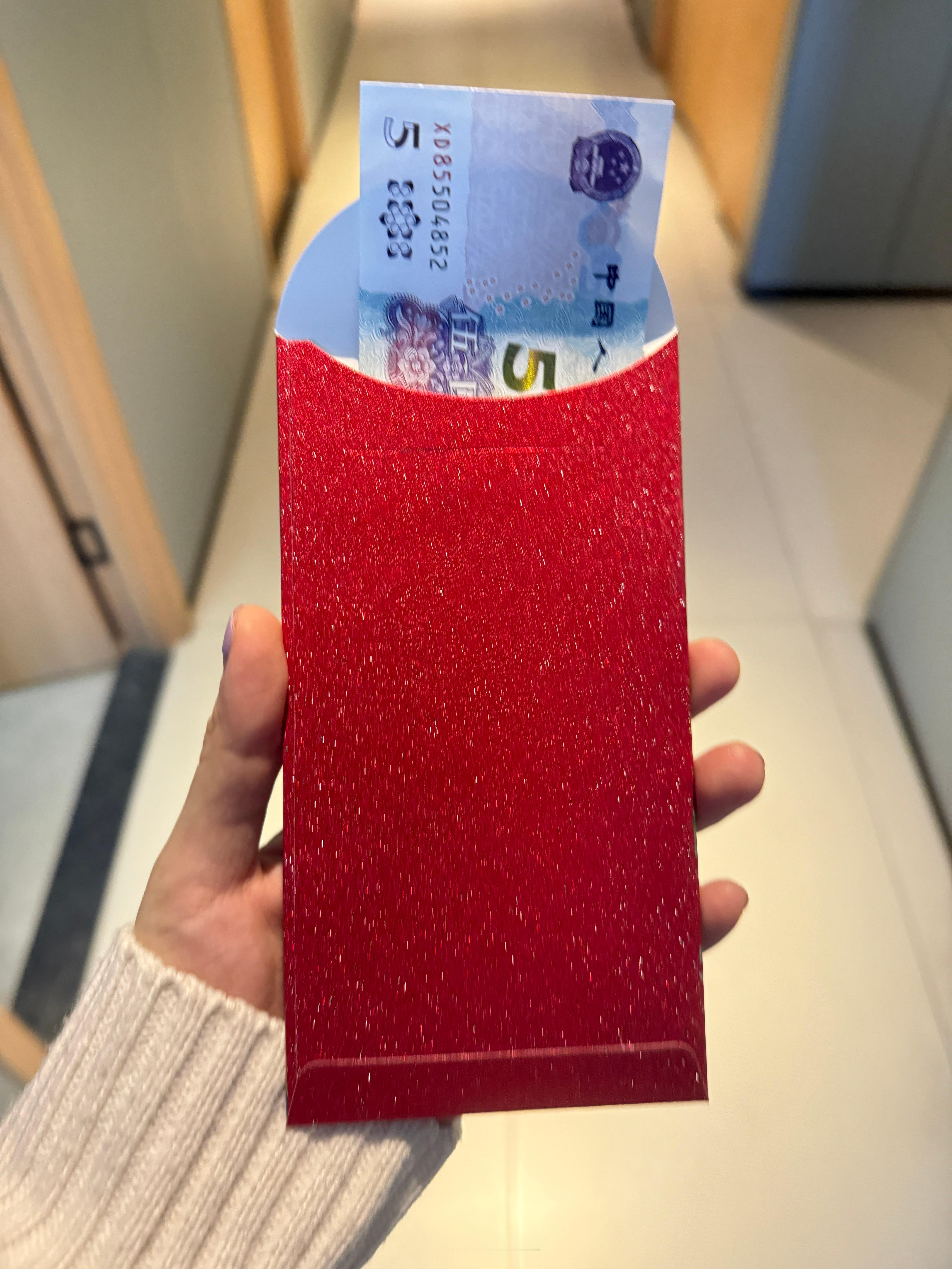 假期综合症还没缓过来，昨晚三点才睡，早上九点多一睁眼手机里未读消息滑了好半天都没