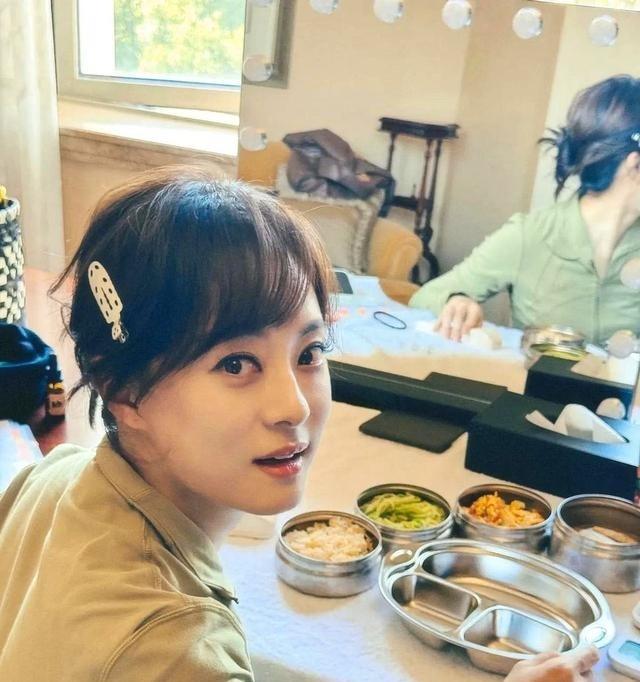孙俪住2.3亿豪宅却用儿童餐盘，吃饭还得拿电子秤称重，精确到克。夏天不开空调硬扛