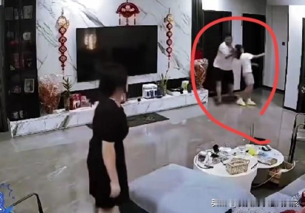 很多人都在骂这个男人太狠毒了！但是看了这个视频，女人的脚随意搭在床上的那一刻，我