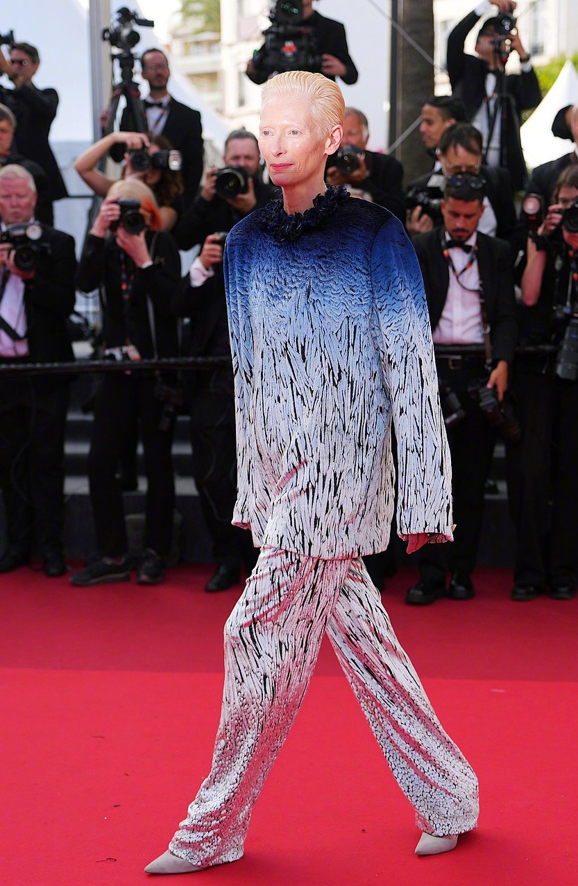 Tilda Swinton 亮相 戛纳电影节 新片《黑球》首映红毯，作为香家品牌