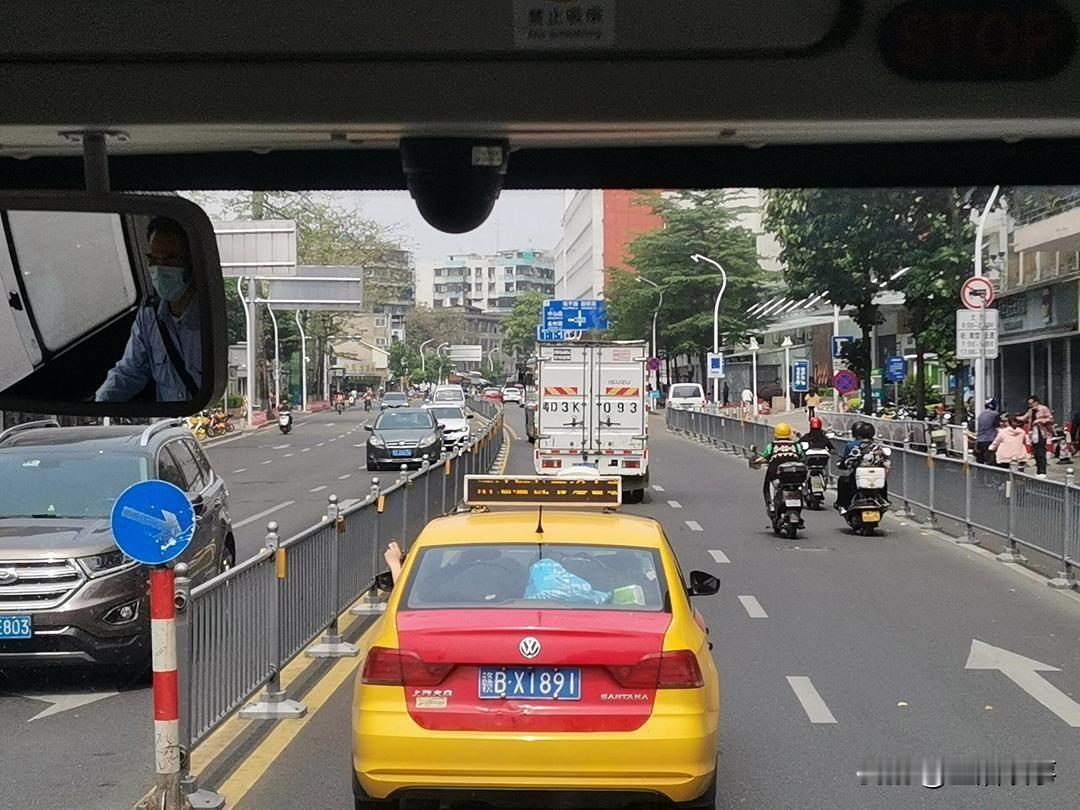 老师，正在被社会嘲讽
……
今天，我去乡下往礼，叫了一辆顺风车。
然而，车上发生