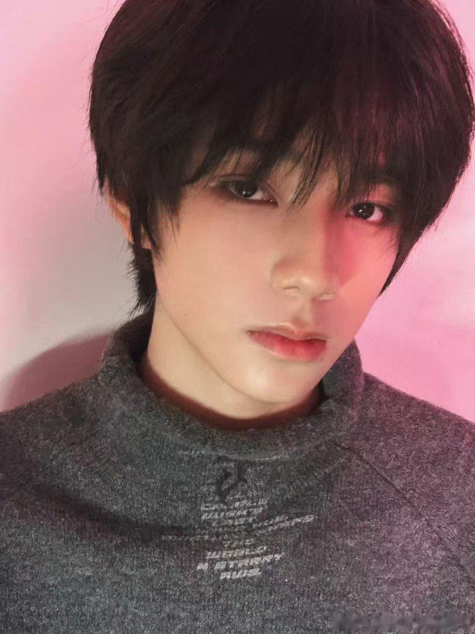 王橹杰库存有些潮湿的感觉 王橹杰发了好久好久的库存 还是练习室的库存 