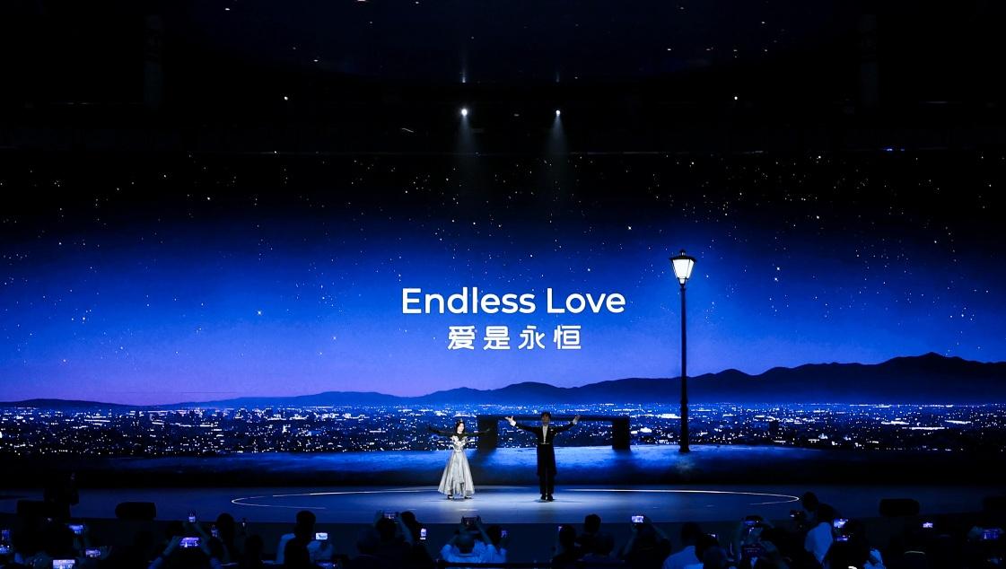 浪漫拉满！超仿生人形机器人上演人机华尔兹，具象化人机共生未来
沉浸式艺术大秀｜优