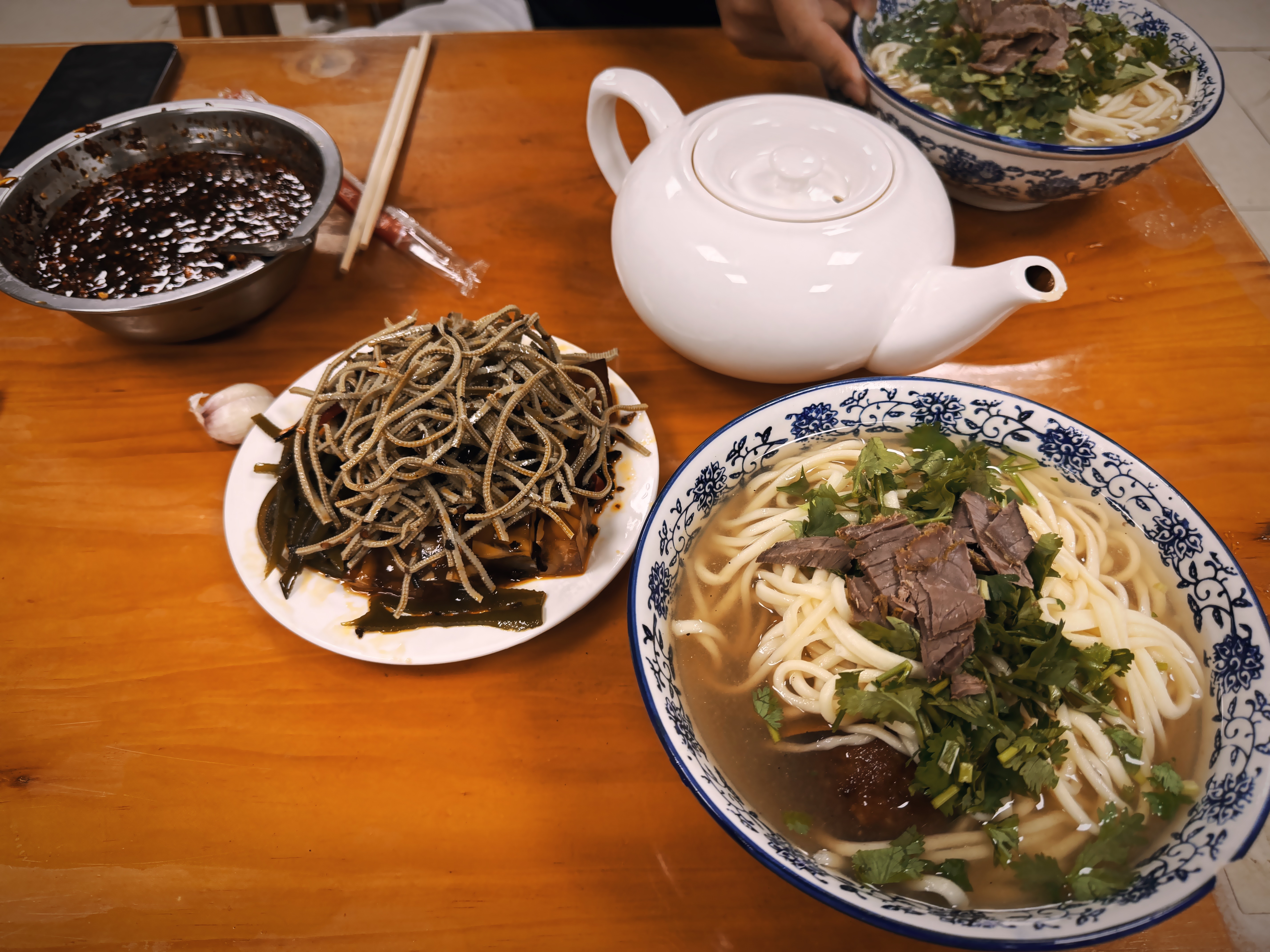 又来吃北京的夜间美食了，这个点儿除了老张，还真不知道吃什么了… 北京·老张拉面