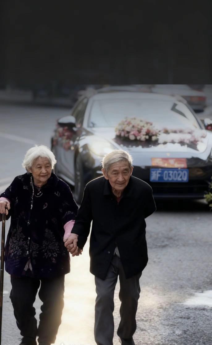 婚姻最好的状态，就是白发苍苍，携手并进。

婚礼途中，头车拐进支路时，一对老夫妻