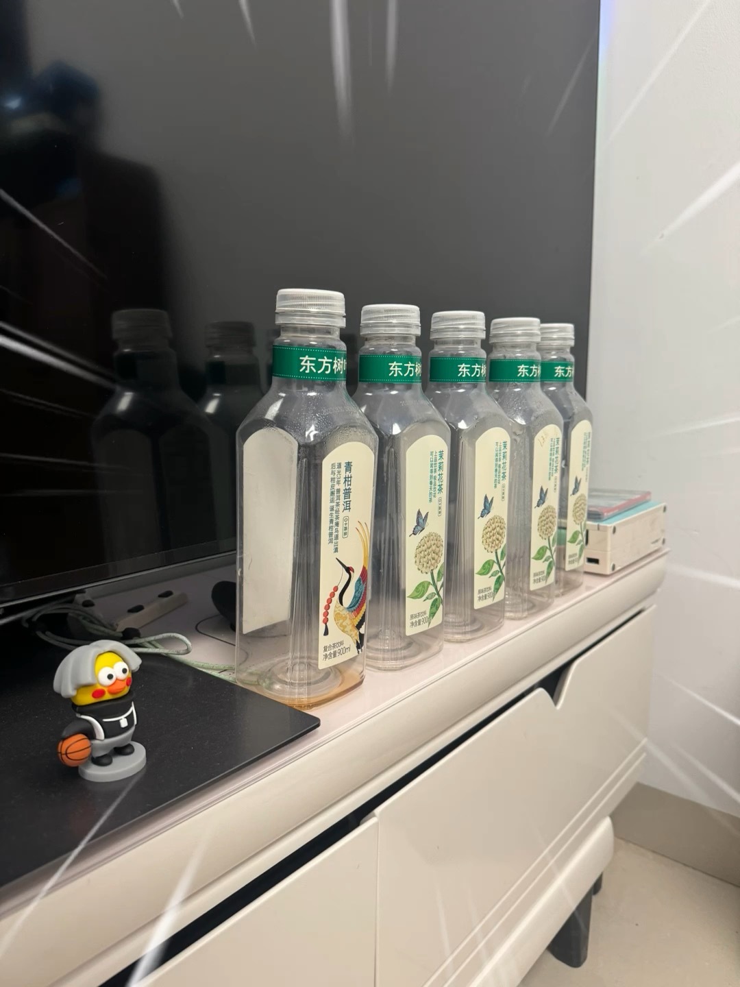 最近把东方树叶当水喝了，每天2-3瓶 900 毫升的，前天才到一箱，今天又买[哆