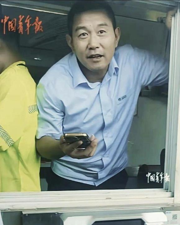 湖南怀化蓝天救援队13名队员从广西抗洪归来，在怀化抵达收费站时被工作人员拦下缴费