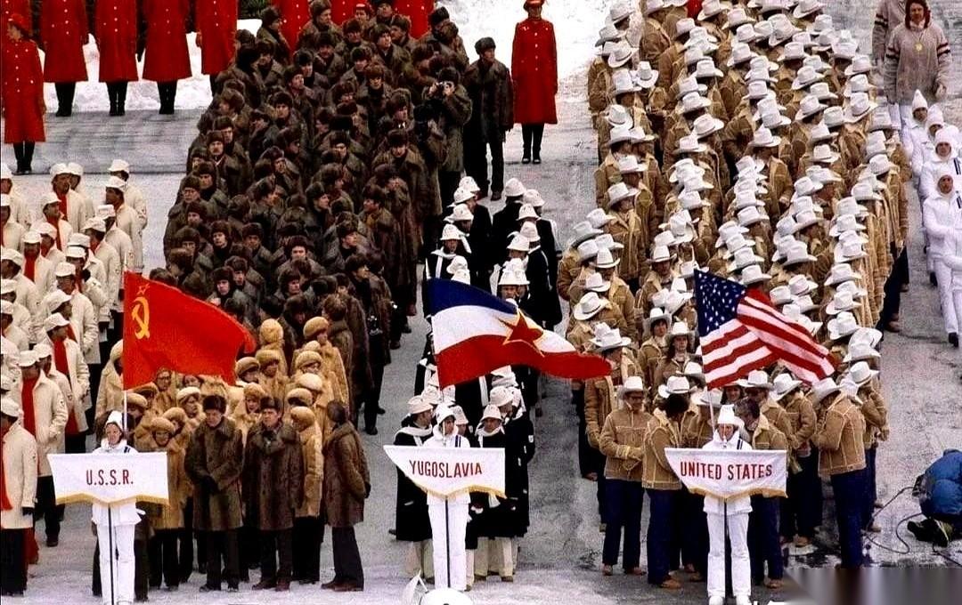 聊聊1984年萨拉热窝冬奥会的开幕式，堪称史上气氛最微妙的一届。
镜头拉远，东道