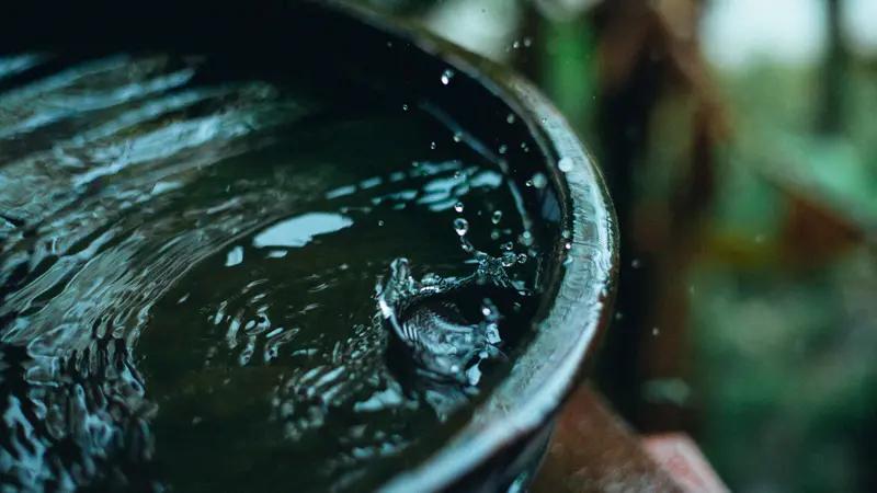 “人不可貌相”，经典下联是“水不可斗量”。这句古老谚语源自春秋时期季札赠剑的典故