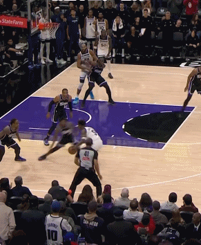 爱德华兹这球不是走步吗？

双后撤步、停球、单脚起跳，再往前跳一步.....这球