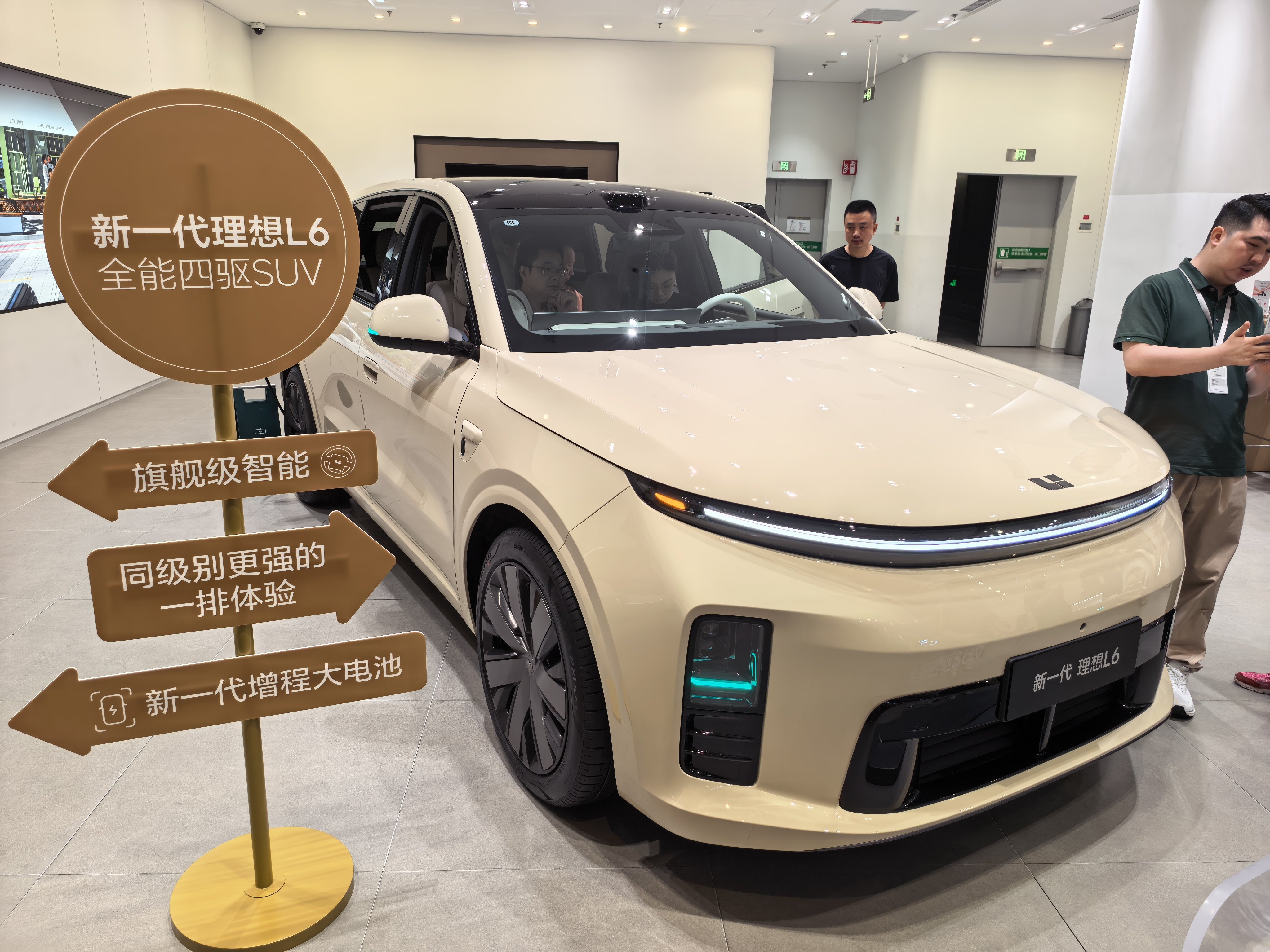 来看一眼新一代理想L6车都挤满了，一个个全在看，根本上不去车看起来吸引力真有点说
