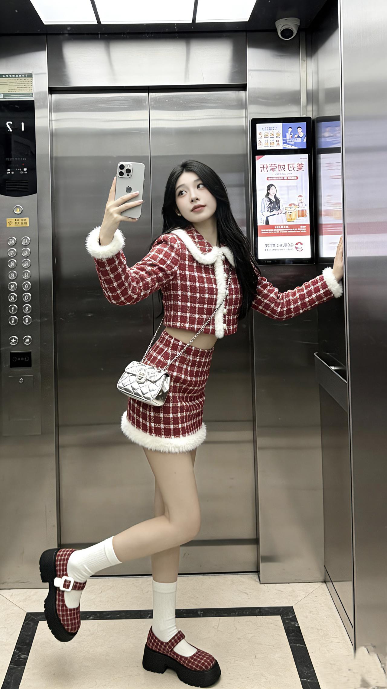 你看，红格+毛绒边，贼拉美！这套套装的毛绒领也太戳少女心了！短款+包臀裙直接把比