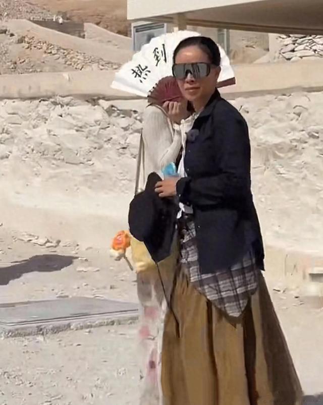 那英现身埃及，肤色被晒成本地人，好健康的状态 ​​​