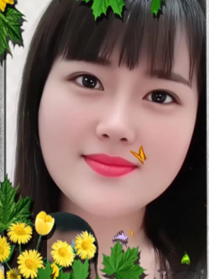 客厅的灯还亮着，老公趴在茶几上改方案，稿纸摊了一地。
 
我踮着脚走到阳台，晚风