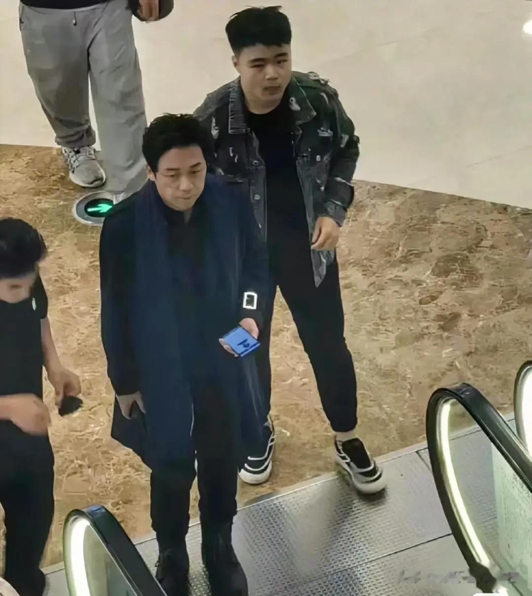 潘粤明终于干正事儿了，据网友爆料电视剧《白夜追凶》2正在紧锣密鼓的拍摄当中。
而