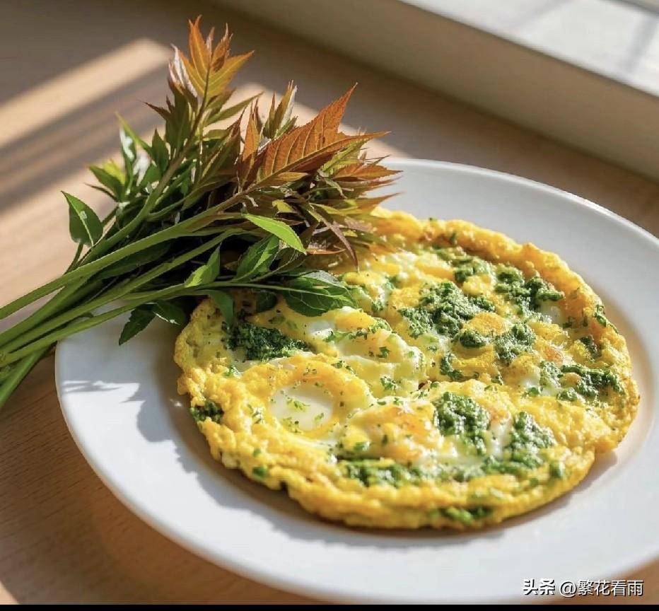 春日的第一口鲜，藏在香椿炒鸡蛋里。鲜嫩的香椿芽掐头去尾，焯水后翠绿欲滴，切成碎末