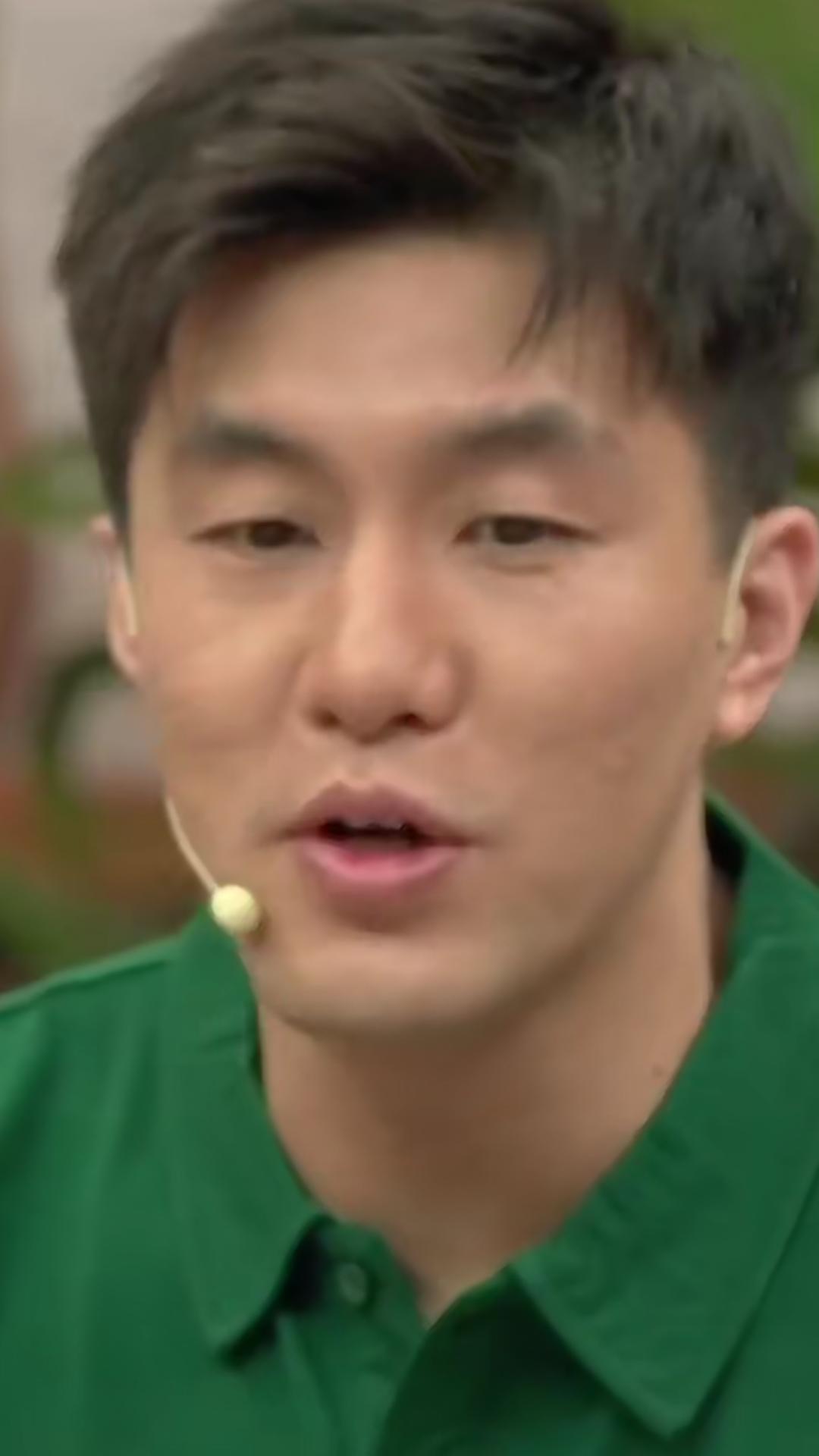 【近日CBA 球星郭艾伦参加央视频正午聊球局节目，被问到打球和看球哪个更紧张。】