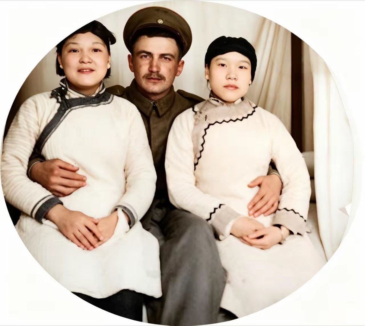 这是一九零零年八国联军中的一名德军士兵左搂右抱两名青楼女子。虽然两名青楼女子非常