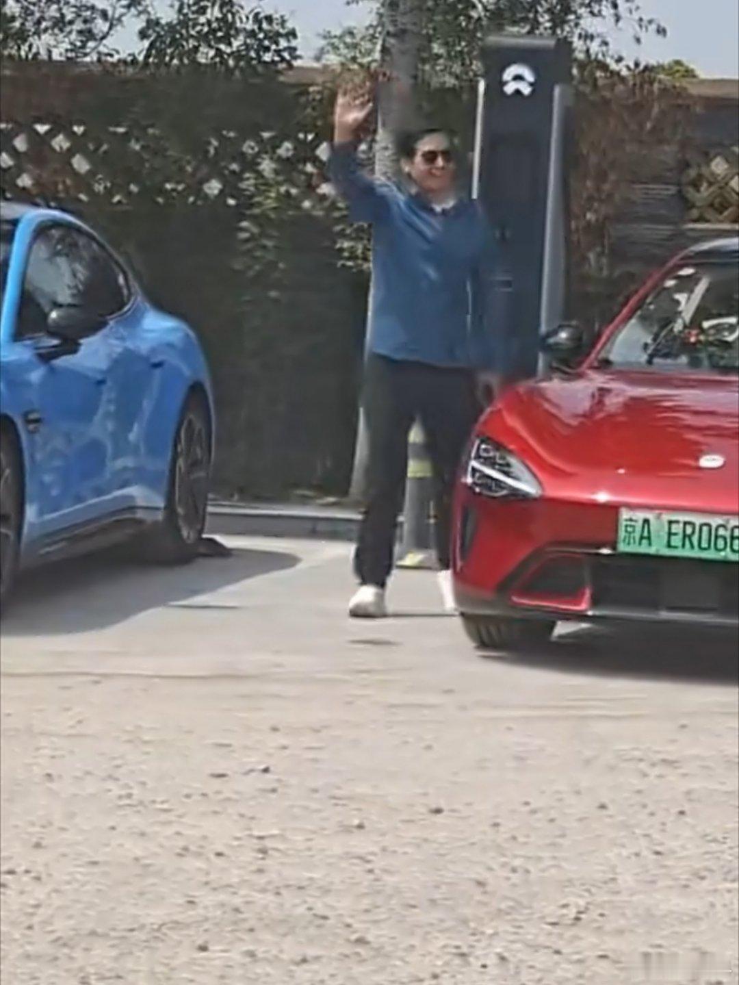 米粉真在服务区蹲雷总啊，哈哈。 