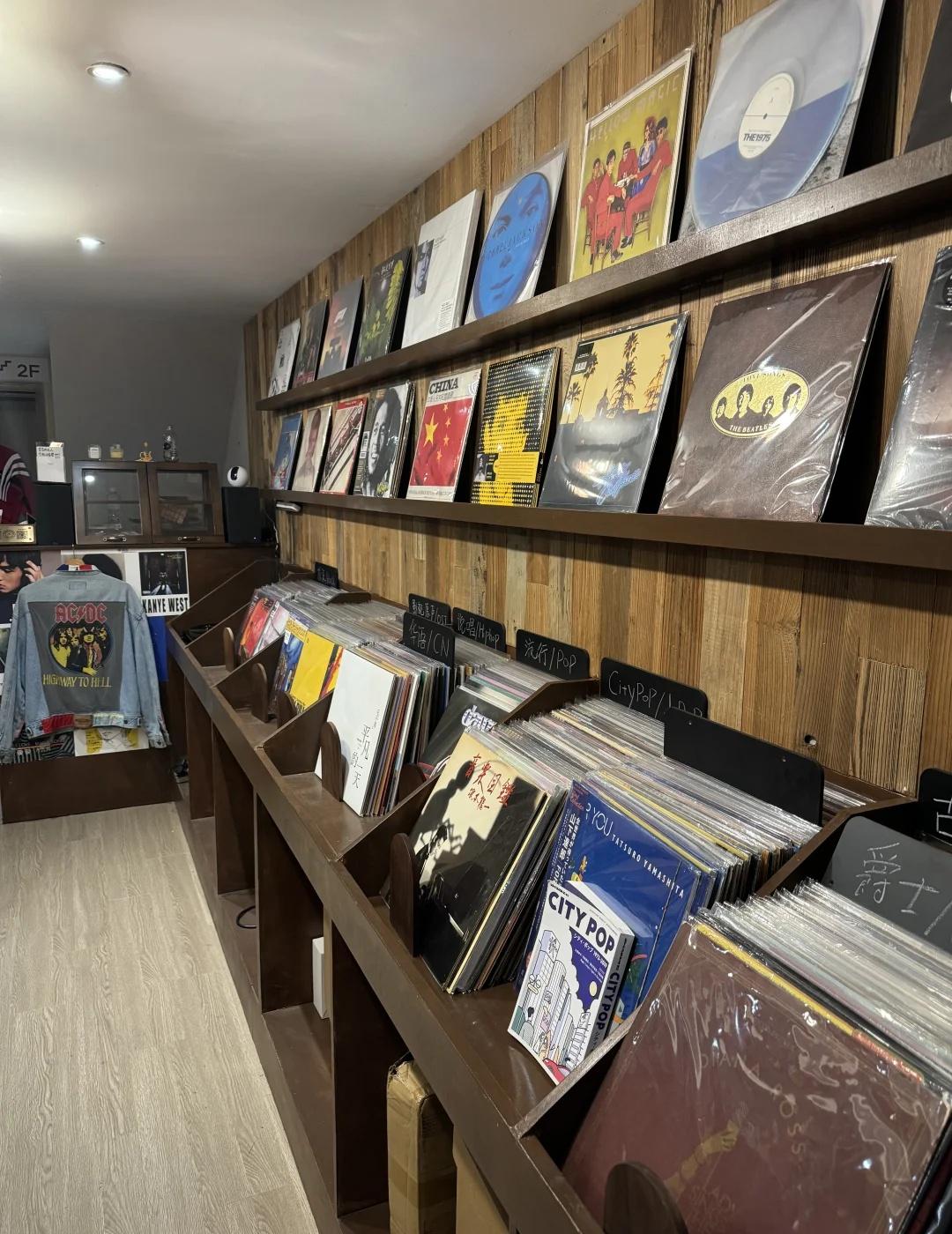 杭州西湖区｜小街道里的宝藏唱片店
在留下吃完饭散步 偶然发现的一家唱片店
在一个